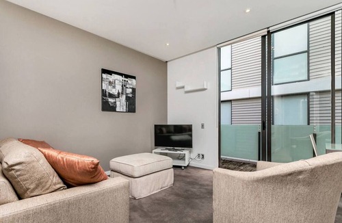 Auckland Central Business District Apartment | Lighter Quay - Pool & Gym Parking - Stair Access