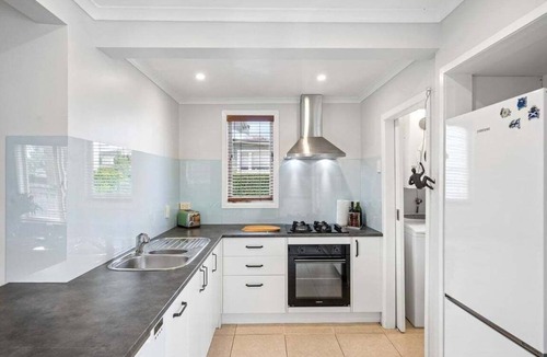 Mount Roskill Cottage | Lime Tree Cottage - Mt Roskill