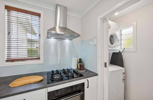Mount Roskill Cottage | Lime Tree Cottage - Mt Roskill