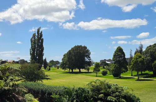 Omokoroa House | Links View Retreat