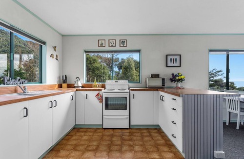Te Kaha House | Little Kowhai - Te Kaha Holiday Home
