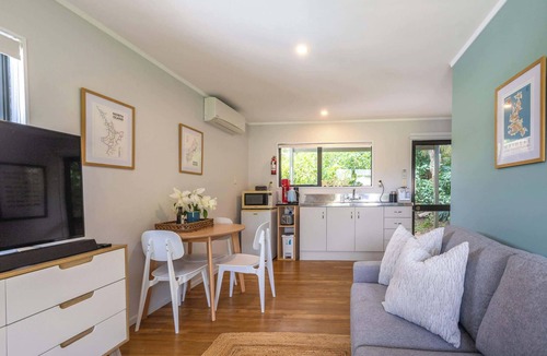 Oneroa House | Little O Hideaway — Walk to the Beach