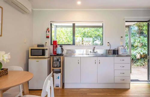 Oneroa House | Little O Hideaway — Walk to the Beach