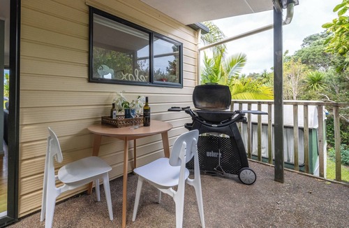 Oneroa House | Little O Hideaway — Walk to the Beach