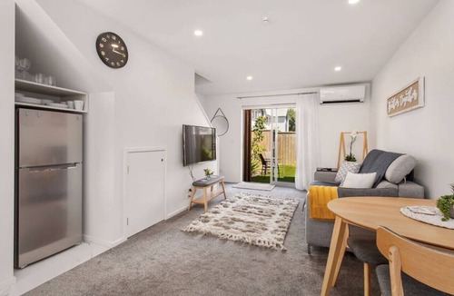 Riccarton Apartment | Location Plus Free Off St Park Handy Hospital