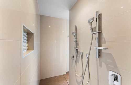Kinloch House | Loch View - Kinloch, Taupo *spa pool*