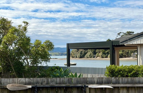 Raglan House | Lorenzen Bay Bungalow by The Sea