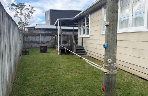 Raglan House | Lorenzen Bay Bungalow by The Sea