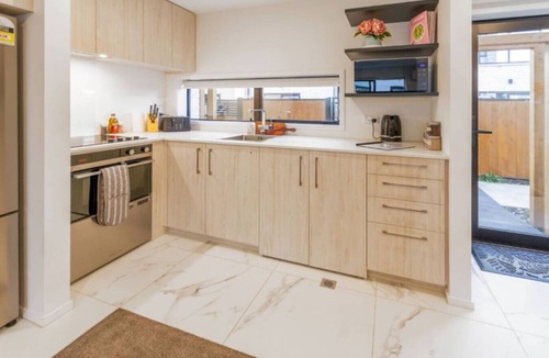 Christchurch City Centre Apartment | Lovely and Bright 2 Bed 2 Bath Home