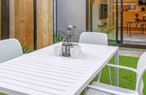 Christchurch City Centre Apartment | Lovely and Bright 2 Bed 2 Bath Home