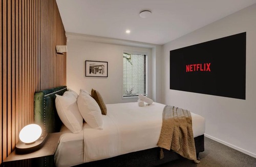 Hamilton Apartment | Luxe City Villa, Golf Green, Projector -By KOSH