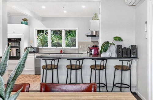 Frankton House | Luxe Lakeview Stay | Sleeps 5 + Parking