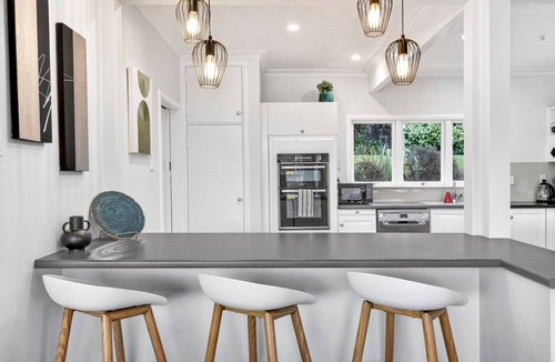 Frankton House | Luxe Lakeview Stay | Sleeps 5 + Parking