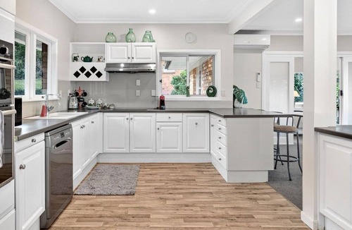 Frankton House | Luxe Lakeview Stay | Sleeps 5 + Parking