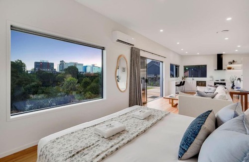 Hamilton East Villa | Luxe Retreat, Outdoor Tub with City Views -By KOSH