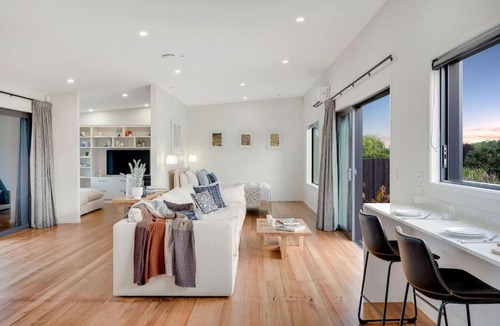 Hamilton East Villa | Luxe Retreat, Outdoor Tub with City Views -By KOSH