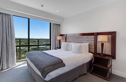 Takapuna Apartment | Luxurious Apt 1BR Free Carpark Gym 19th Floor