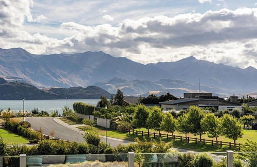 Wanaka House | Luxurious home with stunning lake views in Penrith Park