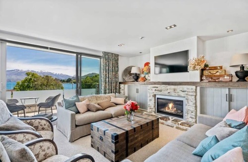 Wanaka Apartment | Luxurious Lakefront Apt w/Stunning Views