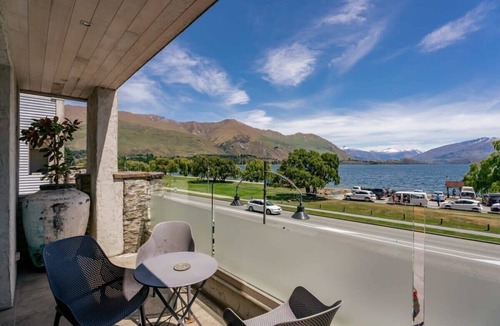 Wanaka Apartment | Luxurious Lakefront Apt w/Stunning Views