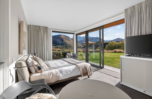 Lower Shotover Bed & Breakfast | Luxurious, private suite with steam shower and stunning river & mountain views
