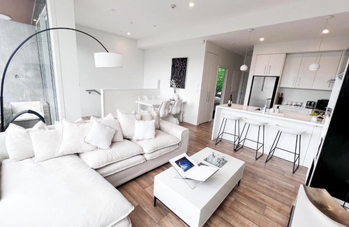 Albany Apartment | Luxury 2 Bedroom Apartment with cocktail bar and espresso machine