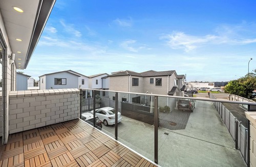 Avondale House | Luxury 3-Bedroom with Ensuites – Central Auckland