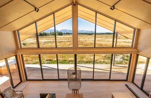 Twizel House | Luxury Alpine Loft - Mountain Views