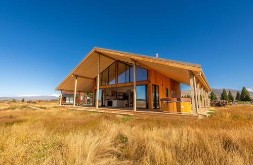 Twizel House | Luxury Alpine Loft - Mountain Views