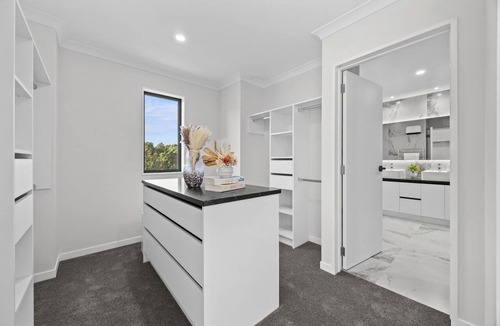 Flat Bush House | Luxury Corner New Home | Central AC | 4 Ensuites | Total 5.5 BH