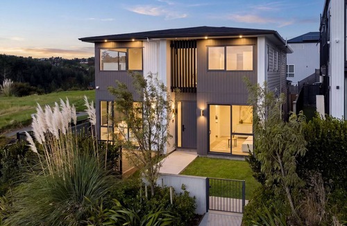 Flat Bush House | Luxury Corner New Home | Central AC | 4 Ensuites | Total 5.5 BH