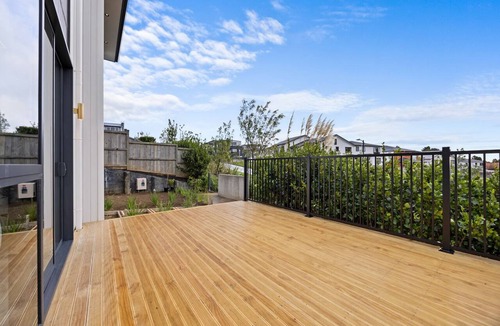 Flat Bush House | Luxury Corner New Home | Central AC | 4 Ensuites | Total 5.5 BH