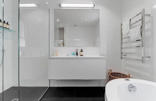 St. Mary's Bay House | Luxury Herne Bay 3BR Villa with Deck - Parking