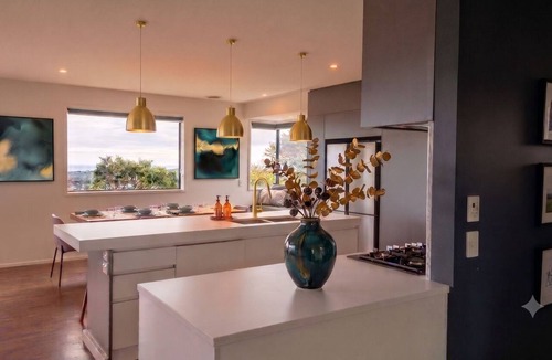 Waikanae House | Luxury Hilltop Retreat: Hot Tub & Panoramic Views