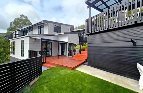 Pinehaven House | Luxury Hilltop Retreat Saltwater Pool, Spa & Sauna