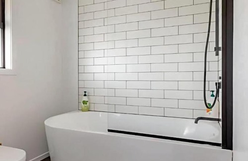 Pinehaven House | Luxury Hilltop Retreat Saltwater Pool, Spa & Sauna