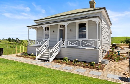 Karioitahi Villa | Luxury Historic Escape with Twin Outdoor Baths with Views