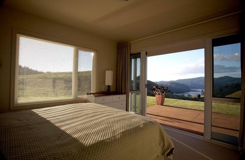 Rotorua House | Luxury Home/Farm Stay with a private lookout to the lake