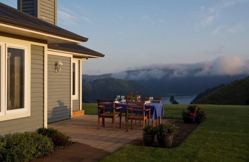 Rotorua House | Luxury Home/Farm Stay with a private lookout to the lake