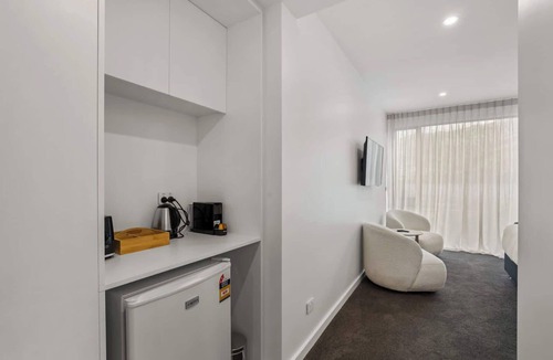 Wanaka Apartment | Luxury Lakefront Studio with Stunning Views