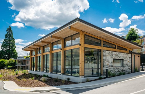 Wanaka Apartment | Luxury Lakefront Studio with Stunning Views