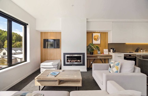 Arthur's Point Apartment | Luxury Penthouse with Mountain Views in Queenstown