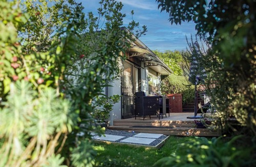 Welcome Bay Apartment | Luxury Stay - Parrot Nest - Brand New