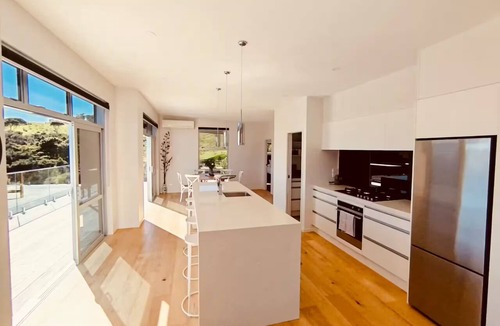 Cable Bay House | Mānuka Retreat - Private Luxury, Panoramic Views