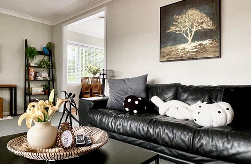Hamilton Villa | M&K Home, Stylish & Quiet 4BR, 2 Baths, 3-min Walk to Chartwell Shopping Centre, Accessible
