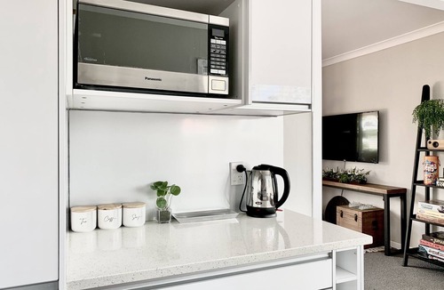 Hamilton House | M&K Home, Stylish & Quiet 4BR, 2 Baths, 3-min Walk to Chartwell Mall, Accessible