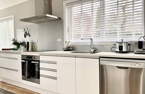 Hamilton House | M&K Home, Stylish & Quiet 4BR, 2 Baths, 3-min Walk to Chartwell Mall, Accessible