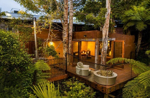 Titirangi Apartment | Maison Blanc Lodge - Nature Haven 4-Bed Luxury