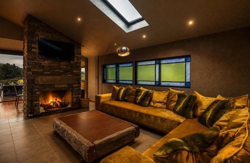 Titirangi House | Maison Blanc Lodge - Nature Haven 4-Bed Luxury