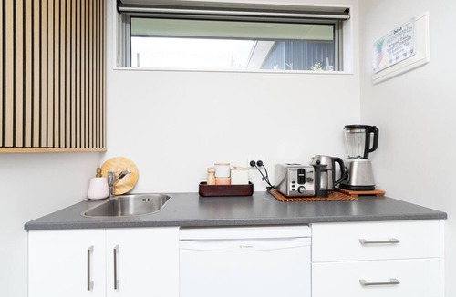 Raglan House | 🥭 Mango Manor: Relaxing, private group getaway